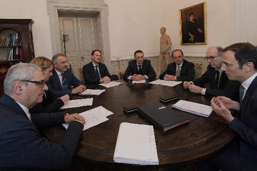 Il governatore Fedriga assieme al vice Riccardi al momento della firma dei contratti dei nuovi direttori generali del Ssr Fvg